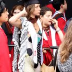 Aydan Nix, revelado pelo Daily Mail como Gigi e a meia-irmã de Bella Hadid, usava um lenço em preto e branco Keffiyeh em seu diploma na Parsons School of Design no início deste mês