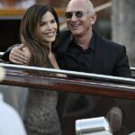 O especialista do Daily Mail, lançamentos de Nicola Hickling, revelou a troca móvel que foi compartilhada entre Lauren Sanchez e Jeff Bezos hoje cedo, quando eles navegaram para o evento final de casamento para sua extravagância de vários dias