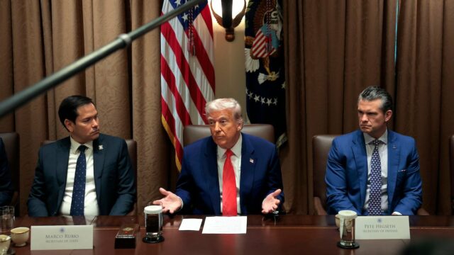 Trump 'Modo muda' no Irã - horas após seus tenentes prometem envolvimento limitado

