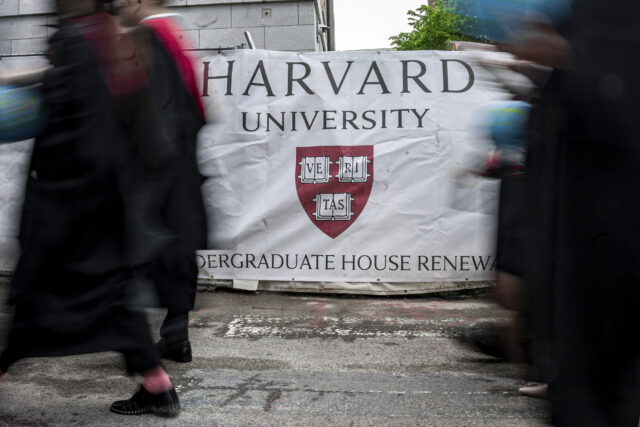 Trump aumenta a briga com Harvard sobre os idosos em novas ordens

