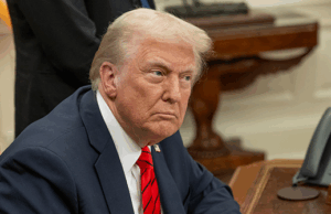 Trump anuncia ‘Projeto Liberdade’ para escoltar navios para fora de Ormuz – ‘Qualquer interferência será tratada com força’ Trump diz "Não foda com isso"