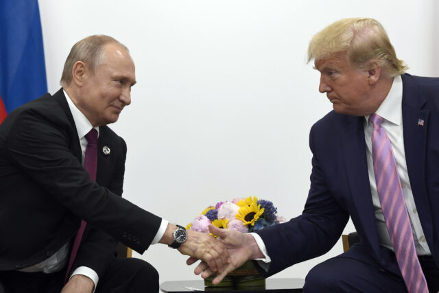 Trump diz que o Putin pode ajudar nas negociações nucleares de Irã

