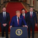 O presidente Donald Trump (no meio) fez breves comentários sobre os greves dos EUA no Irã, juntamente com (da esquerda) vice -presidente JD Vance, secretário de estado Marco Rubio e secretário de Defesa Pete Hegseth