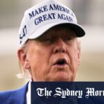 Tucker Carlson conversando com a campanha de Trump com a Madison Square Garden em Nova York em outubro de 2024.