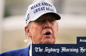 Trump governa o maga como um líder religioso – o Irã iria separar esse culto Tucker Carlson conversando com a campanha de Trump com a Madison Square Garden em Nova York em outubro de 2024.