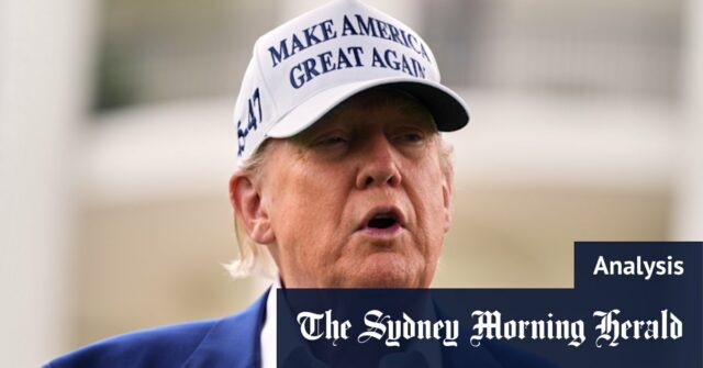 Tucker Carlson conversando com a campanha de Trump com a Madison Square Garden em Nova York em outubro de 2024.