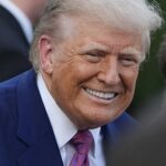 O presidente Donald Trump disse no sábado que havia conversado com o presidente russo Vladimir Putin ao telefone por cerca de uma hora na mesma manhã. Trump comemora seu 79º aniversário e participará de um desfile militar no sábado à noite