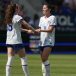USWNT Soccer-Izizy Rodriguez tem estréia, pois os Estados Unidos derrotam a Irlanda por 4-0