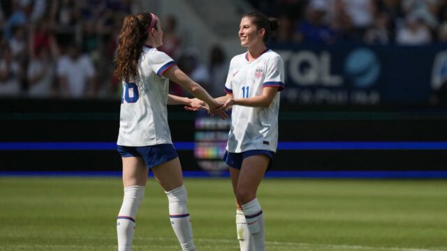 USWNT Soccer-Izizy Rodriguez tem estréia, pois os Estados Unidos derrotam a Irlanda por 4-0

