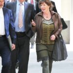 Helen Faber e Dominic Miles fora do Supremo Tribunal de Londres. O casal levantou uma exigência contra seus vizinhos, Richard e Katherine Reid, alegando que uma cerca de madeira instalada em 2021 havia reduzido a largura em uma estrada dividida em 40 cm