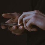 Um milhão de códigos de autenticação foram interceptados com dois fatores de SMS; Aqui está o que fazer | Alguém que acessa algo sobre um iPhone