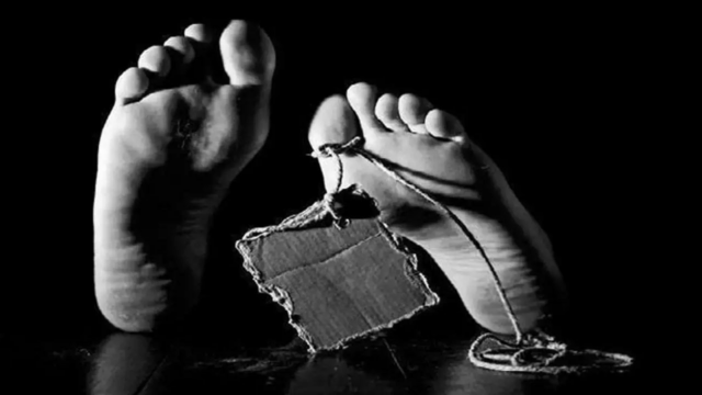 Uma mulher desconhecida depois de fazer um ônibus de veículo no escritório de Yavatmal

