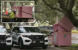 Uma mulher encontrada morta em uma caixa de doações na Flórida depois de entrar em itens e preso: policiais Carros da polícia perto da cesta de doações rosa.