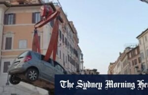 Uma pessoa fica com os salários presos em uma fronteira romana Uma pessoa fica com os salários presos em uma fronteira romana