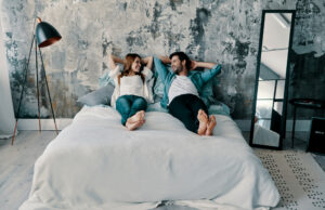 “Uma única caminhada da capa” do casal é viral viral, escala "Uma única caminhada da capa" do casal é viral viral, escala