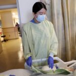 O Centro Médico de Santa Clara Valley (SCVMC) solicita o apoio do público na identificação de um paciente para informar os membros da família sobre a situação médica atual. A pessoa é um homem nos anos trinta ou 40 anos, 5 pés 9 polegadas de altura e pesa cerca de £ 150. Ele usava uma camisa com capuz azul claro com jeans azul onde foi trazido para o SCVMC. Ele esteve envolvido em um incidente na sexta -feira, 25 de abril de 2025, por volta das 11h14 da manhã nas faixas do Caltrain em Santa Clara. Qualquer pessoa que receba informações possíveis sobre o paciente pode entrar em contato com o Santa Clara Valley Medical Center e selecionar opção no número de telefone (408) 885-5504 (foto com a aprovação amigável do SCVMC)