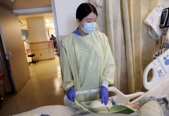 O Centro Médico de Santa Clara Valley (SCVMC) solicita o apoio do público na identificação de um paciente para informar os membros da família sobre a situação médica atual. A pessoa é um homem nos anos trinta ou 40 anos, 5 pés 9 polegadas de altura e pesa cerca de £ 150. Ele usava uma camisa com capuz azul claro com jeans azul onde foi trazido para o SCVMC. Ele esteve envolvido em um incidente na sexta -feira, 25 de abril de 2025, por volta das 11h14 da manhã nas faixas do Caltrain em Santa Clara. Qualquer pessoa que receba informações possíveis sobre o paciente pode entrar em contato com o Santa Clara Valley Medical Center e selecionar opção no número de telefone (408) 885-5504 (foto com a aprovação amigável do SCVMC)