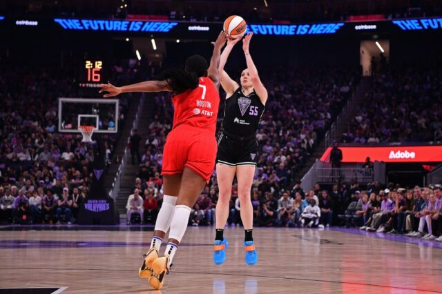 Chloe Bibby (55), da Golden State Valkyries, celebra a febre de Indiana 88-77 após o quarto trimestre de seu jogo da WNBA no Chase Center em San Francisco, Califórnia, na quinta-feira, 19 de junho de 2025. (Jose Carlos Fajardo/Bay Area News Group)