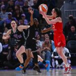 Noemi Revuelta, de Pompano Beach, Flórida, aplaudir em Caitlin Clark (22) por Indiana Fever antes do início de seu jogo da WNBA no Chase Center em San Francisco, Califórnia, na quinta -feira, 19 de junho de 2025 (Jose Carlos Fajardo/Bay Area News Group)))