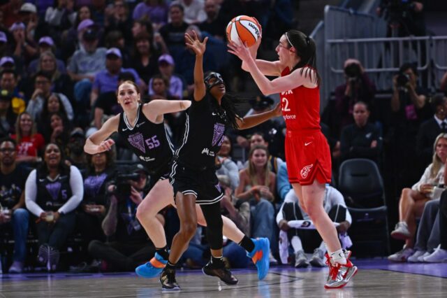 Noemi Revuelta, de Pompano Beach, Flórida, aplaudir em Caitlin Clark (22) por Indiana Fever antes do início de seu jogo da WNBA no Chase Center em San Francisco, Califórnia, na quinta -feira, 19 de junho de 2025 (Jose Carlos Fajardo/Bay Area News Group)))