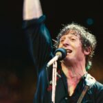 Jeremy Allen White como Bruce Springsteen e Jeremy Strong como Jon Landau em