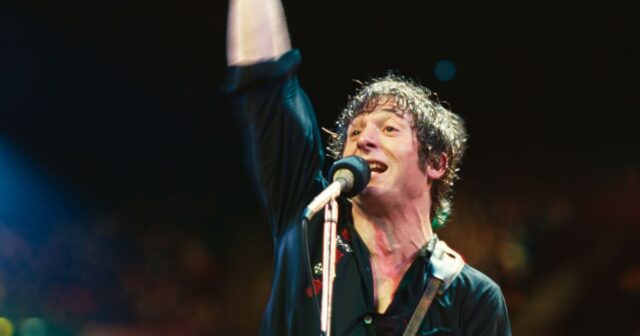 Jeremy Allen White como Bruce Springsteen e Jeremy Strong como Jon Landau em 