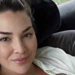 Veja fotos de mães famosas bombeando leite materno