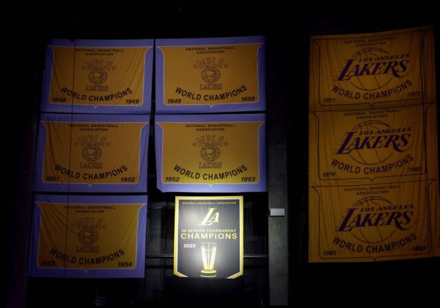 Os arquitetos dos 11 campeonatos da NBA, a família Buss está se preparando para deixar seus quatro anos reinados pela La Lakers, e a ESPN relata que eles fizeram um acordo para vender ações majoritárias na franquia mais atraente do basquete.