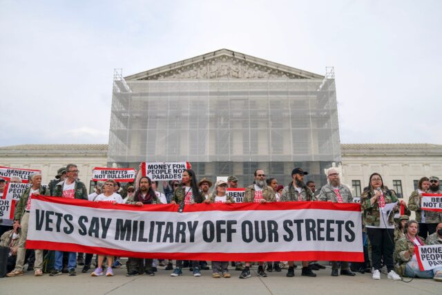 Veteranos presos em terrenos do Capitólio em ovos de DC, Brade, Trump Birthday

