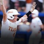 Viagem de softball do Texas de desgosto ao levantamento do troféu do campeonato nacional