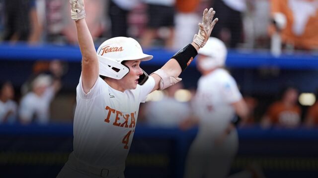 Viagem de softball do Texas de desgosto ao levantamento do troféu do campeonato nacional

