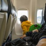 crianças em um avião
