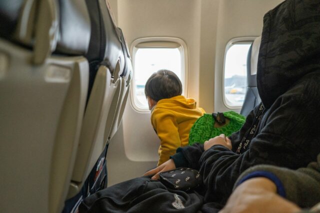 crianças em um avião