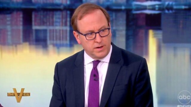 "View": ABC News "Jonathan Karl explica se Trump violou a resolução das forças de guerra

