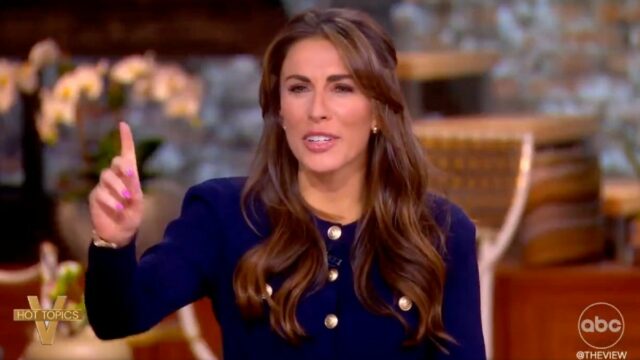 "View": Alissa Farah Griffin Contadores Trump Trump é o primeiro presidente que pagará por dinheiro silencioso na estrela pornô | Vídeo

