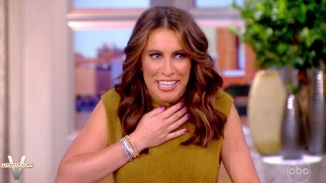 "View": Alissa Farah Griffin revela que acidentalmente exibiu a roupa de baixo na lei de Jude Law

