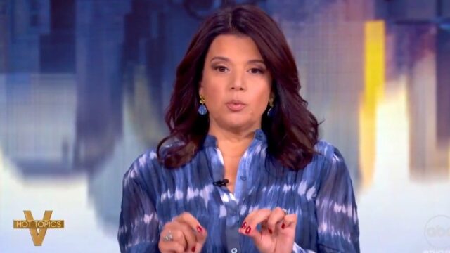 "View": Ana Navarro discorda dos co-anfitriões sobre o silêncio de Obama sobre Trump | Vídeo

