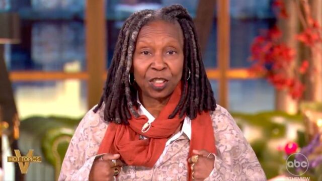 "View": Whoopopi chama "Tarred e Feather" Mike Johnson "após o ataque de representantes democratas

