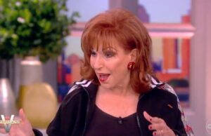 ‘The View’: Joy Behar fica com a cabeça baixa de vergonha depois de esquecer que Alyssa Farah Griffin já teve seu filho "View" hospedado para combater a alegria de Behar para tirar fotos de hóspedes celebridades sem dúvida e ser 'snooper'