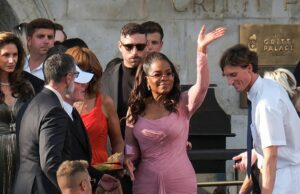 “Você está cheio”: sussurro secreto e demandas chocantes das estrelas no casamento de Sanchez-Bezos revelado Oprah estava preocupada em cair quando embarcou no barco de táxi que a levaria ao luxuoso casamento de US $ 20 milhões na sexta -feira e também exigiu que o Porter a deixasse