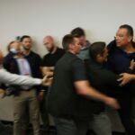 Wache: O senador da Califórnia foi removido violentamente durante a conferência de imprensa dos chefes de segurança nacional