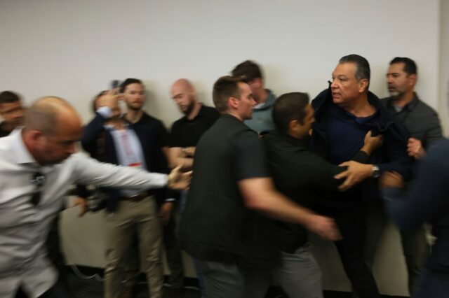 Wache: O senador da Califórnia foi removido violentamente durante a conferência de imprensa dos chefes de segurança nacional

