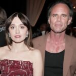 Aimee Lou Wood e Walton Goggins participam da festa de costas para a estréia mundial de
