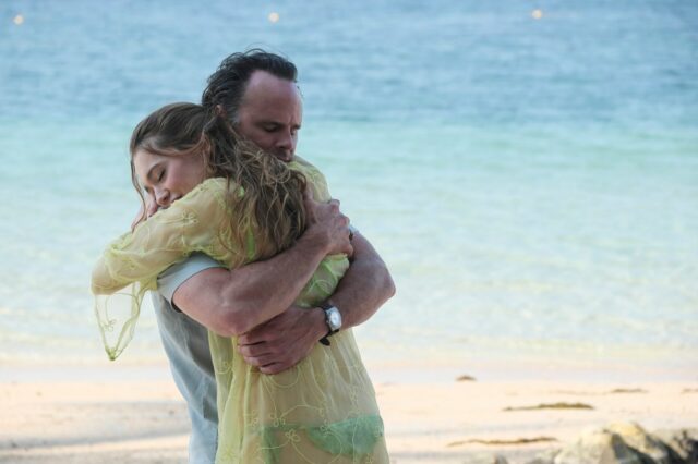 Da esquerda: Walton Goggins e Aimee Lou Wood na terceira temporada de 