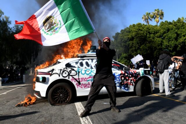 Vários carros Waymo queimam na rua Los Angeles como protestos ...