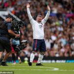 Wayne Rooney faz uma história de ajuda do futebol quando o United Legend, 39, volta os anos, marcando no final de Stretford em partida de caridade