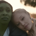 Glinda (Ariana Grande) deixa sua cabeça descansar sobre a de Elphaba (Cynthia Erivo) em 'Wicked: for Good'.