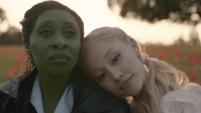 Glinda (Ariana Grande) deixa sua cabeça descansar sobre a de Elphaba (Cynthia Erivo) em 'Wicked: for Good'.