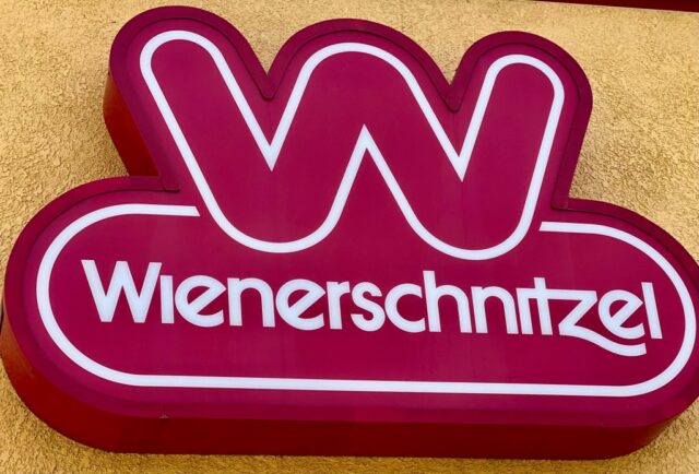 Wienerschnitzel vem em lojas Walmart

