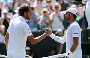 Wimbledon 2025: Medvedev, semifinalista do ano passado, sai na 1ª rodada após um colapso contra Bonzi Lightbox-Info